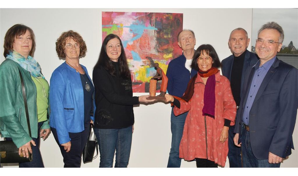 Kunst als Bereicherung im Lebensumfeld: Andrea Reichert-Mohr, Regine Westphal, Angela Adam, Wolfgang Nöldner, Chong-Im Neukamm, Erhard Neukamm und Markus Schellinger (v.li.) laden ein zum Ausstellungsbesuch in der betreuten Wohnanlage. Fotos: Stahlfeld