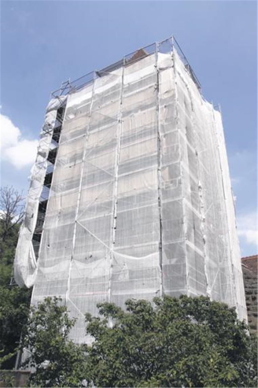 Kunst am Bau: Der Hexenturm am Rande des Klosters ist derzeit voll verhüllt. 
Foto: Disselhoff