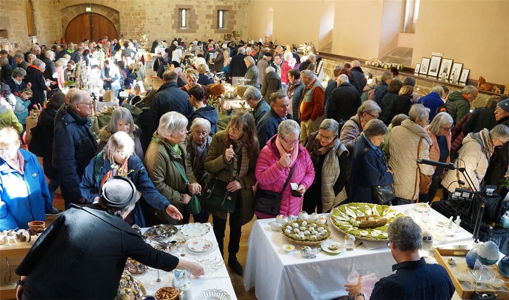 Kunst am Ei zieht viel Publikum in die Maulbronner Stadthalle: Nach der pandemiebedingten Pause herrscht an den Ständen dichtes Gedränge. Fotos: Bastian