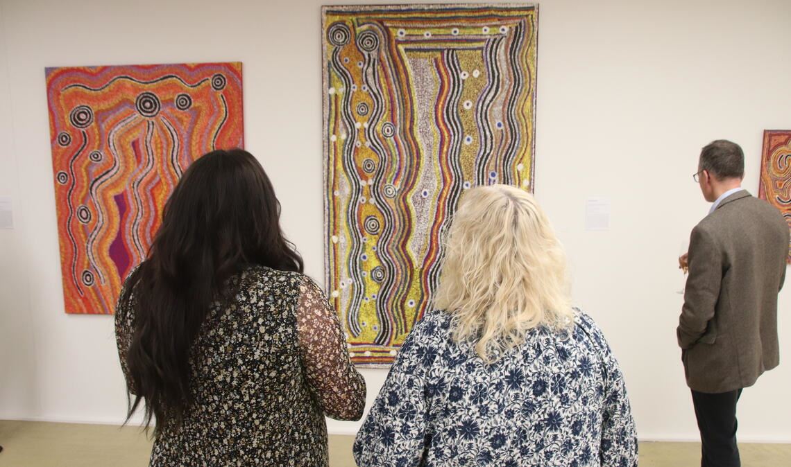 Bilder erzählen Geschichten Kunst der Aborigines bei der „Bestandsaufnahme“ in Nussdorf. Foto: Arning