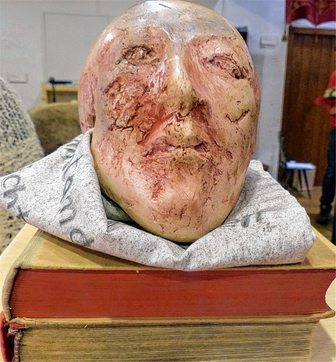 Kunst, die konterkariert: Stalingrad heißt der Kopf, gebettet auf zwei Büchern – „Stalingrad“ und „Hab Sonne im Herzen“. Foto: Roth