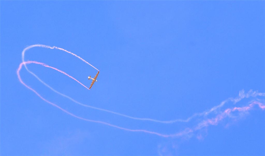 Kunstflug: Michael Hummel begeistert mit der DFS Habicht. Stimmungsvolle Bilder gibt es auch beim abendlichen Ballonleuchten. Fotos: Stahlfeld, privat (1)