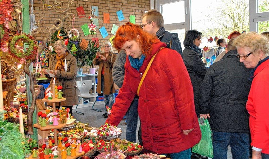 Kunsthandwerk in allen Facetten: In IIlingen gibt es auch für Stammgäste viel zu entdecken – von der Krippen-Szene in der Kokosnuss bis zu den „Bilderkisten“ von Veronika Hamsen.