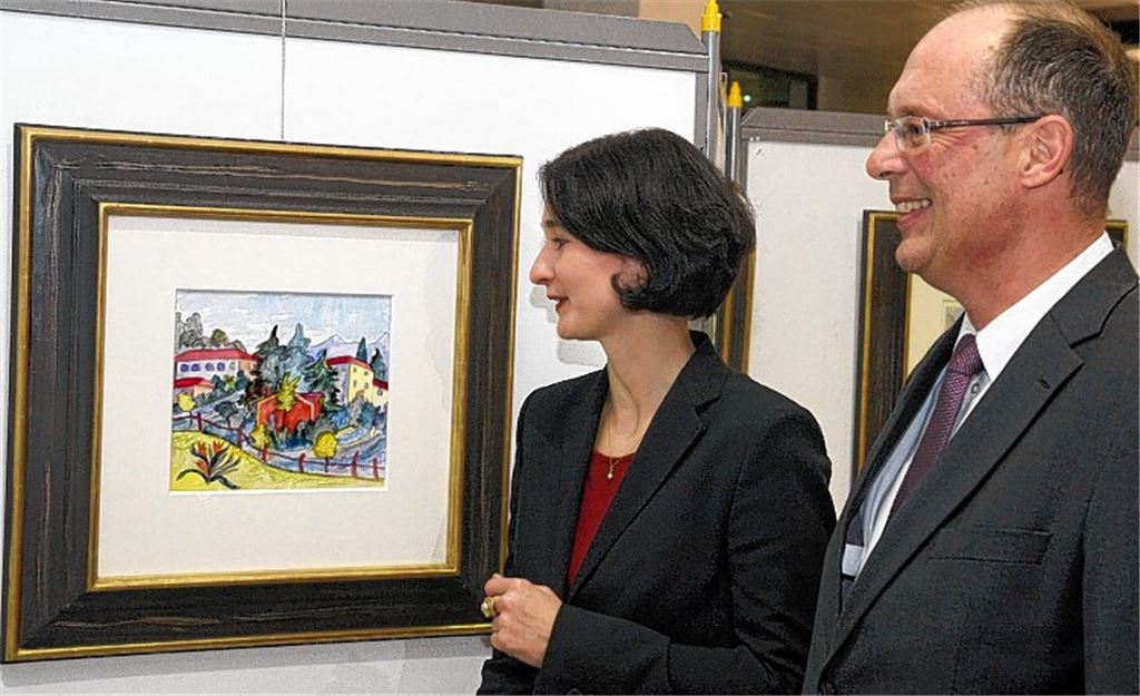 Kunsthistorikerin Susanne Völker und Stephan Scholl, Vorstandsvorsitzender der Sparkasse Pforzheim Calw, bewundern das Bild „Bigogno“.
