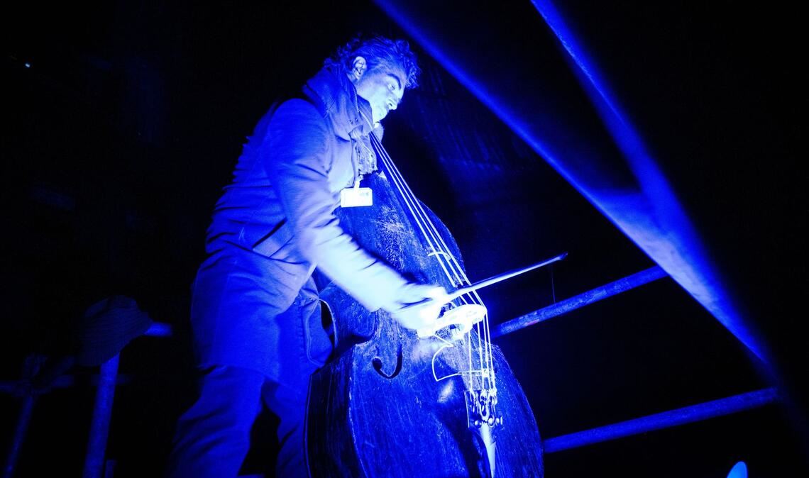 Kunstinszenierung "Orbitale" im Inneren des Kernkraftwerks Stade.
