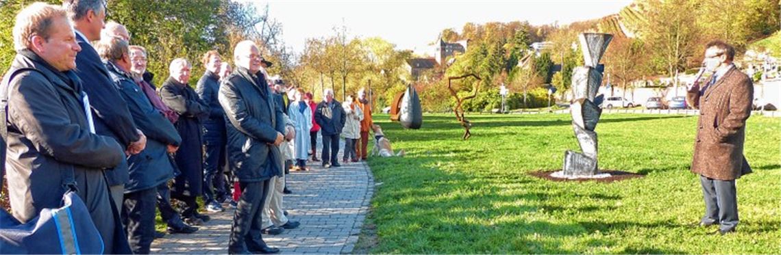 Kunstliebhaber neben Kunst: Bürgermeister Andreas Felchle begrüßt die Teilnehmer der Einweihung des zweiten Teils des Skulpturenwegs „Annäherung“ westlich des Klosters Maulbronn. Foto: Roth
