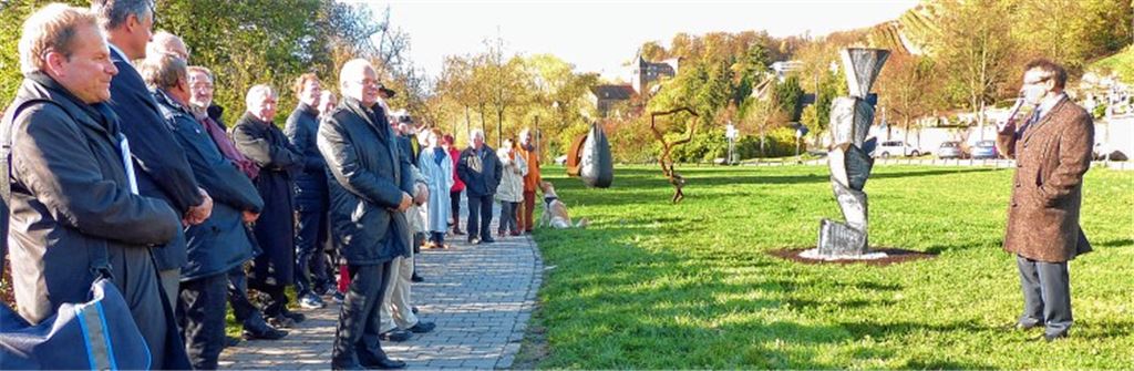Kunstliebhaber neben Kunst: Bürgermeister Andreas Felchle begrüßt die Teilnehmer der Einweihung des zweiten Teils des Skulpturenwegs „Annäherung“ westlich des Klosters Maulbronn. Foto: Roth