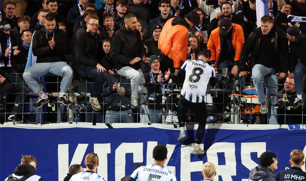 Kunstschütze David Tomic lässt sich auf dem Zaun vor dem B-Block feiern.