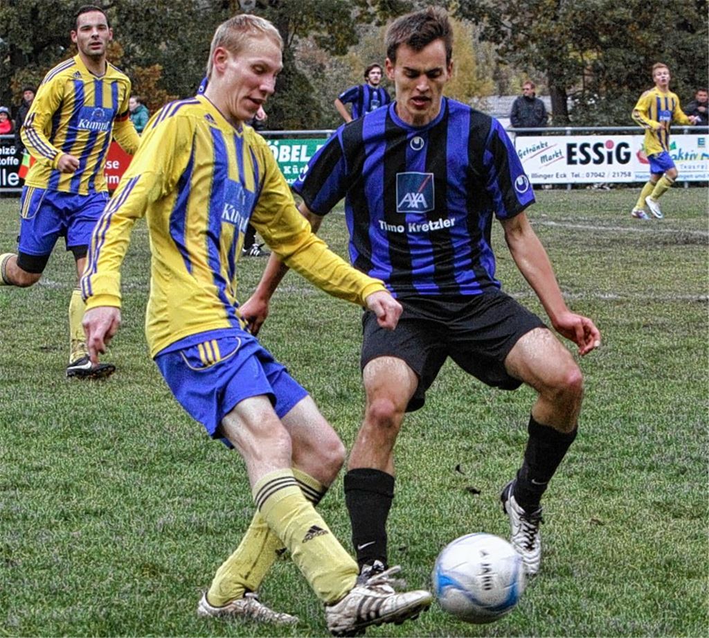Kunstschütze: Von der Mittellinie erzielt Dominik Knödler (re.), hier im Zweikampf mit Florian Schaar, das 1:0 für Illingen. Foto: Eigner