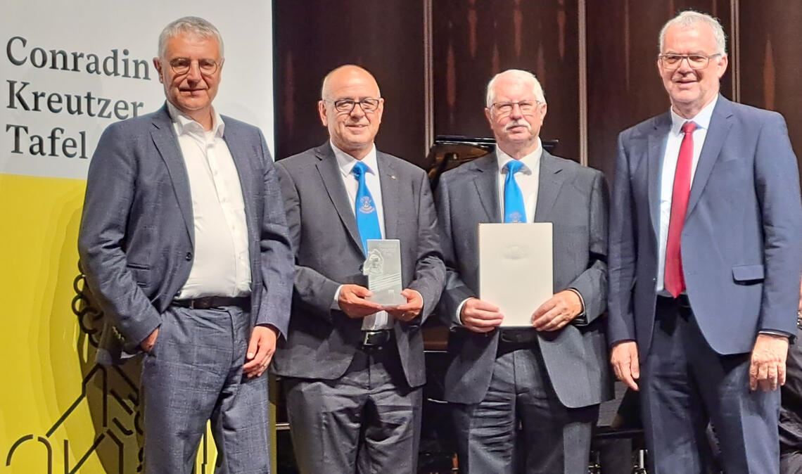 Kunststaatssekretär Arne Braun (v.li.), Liederkranz-Vorsitzender Uwe Bolz, sein Stellvertreter Eberhard Gille und der Präsident des Schwäbischen Chorverbandes, Dr. Jörg Schmidt, bei der Verleihung der Conradin-Kreutzer-Tafel in Singen. Foto: privat/Liederkranz Serres