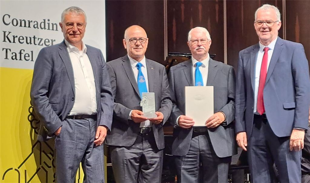 Kunststaatssekretär Arne Braun (v.li.), Liederkranz-Vorsitzender Uwe Bolz, sein Stellvertreter Eberhard Gille und der Präsident des Schwäbischen Chorverbandes, Dr. Jörg Schmidt, bei der Verleihung der Conradin-Kreutzer-Tafel in Singen. Foto: privat/Liederkranz Serres