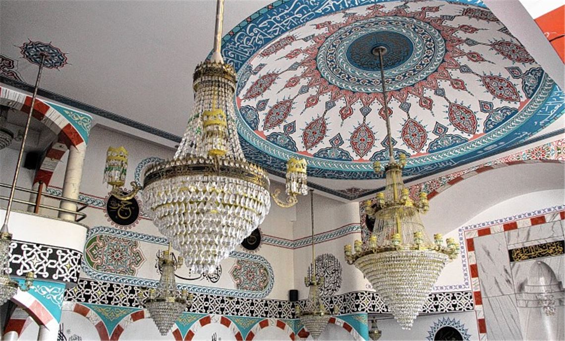 Kunstvolle Ornamente und Suren des Koran zieren das Innere der Maulbronner Moschee.