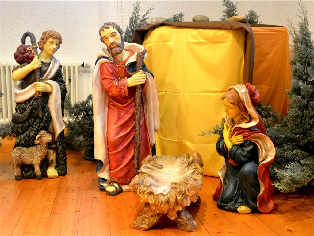 Kunstwerk aus Italien: Rosalia di Caro (re.) und weitere Helfer packen in der Herz-Jesu-Kirche in Mühlacker die beeindruckenden, rund einen Meter großen Krippe-Figuren aus Neapel aus.Stahlfeld