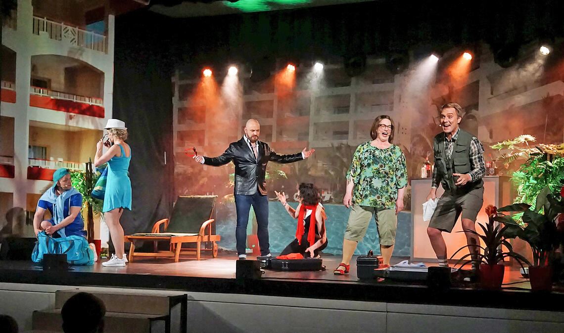 Kunterbunte Unterhaltung mit vielen Klassikern aus der Geschichte des deutschen Schlagers: Das Musical „Ab in den Süden“ sorgt für Partylaune im Uhlandbau. Foto: Bastian