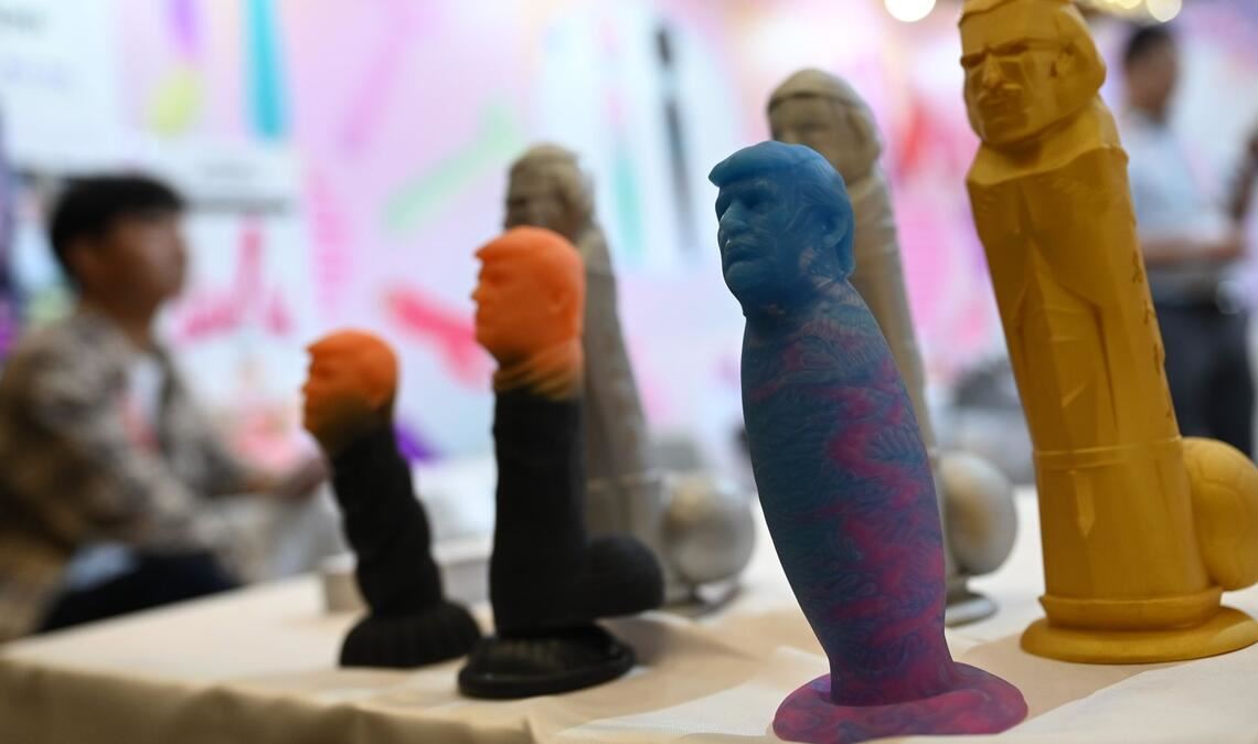 Kuriose Spielzeuge mit dem Kopf Donald Trumps waren auf der Messe auch zu finden.