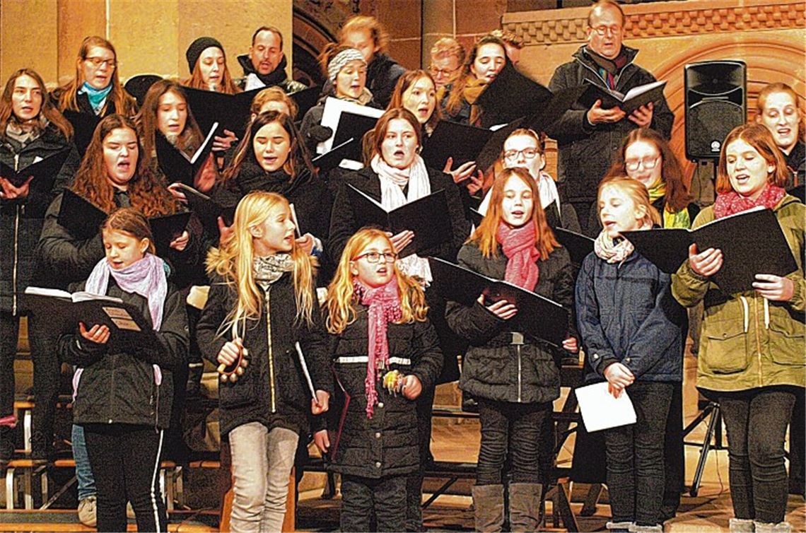 Kurrende-Sänger und viele Ehemalige haben sich zu einem Chor zusammengefunden und begeistern mit ihrem stimmungsvollen Gesang.Filitz