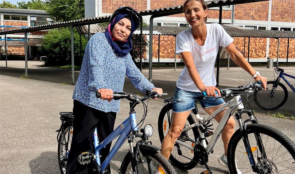 Kursleiterin Margaretha von Reinerdorff mit einer Kursteilnehmerin. Foto: privat