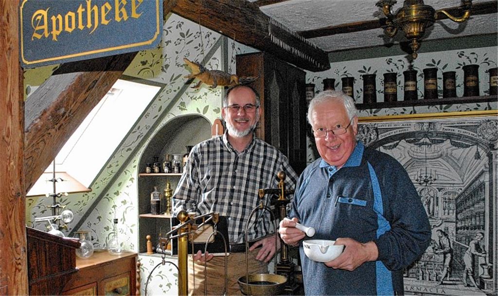 Kurt Haas (re.) und Peter Krüger sind stolz auf die historische Apotheke, die ab Herbst im Museum auf dem Schafhof zu sehen sein wird und jede Menge Details bietet.