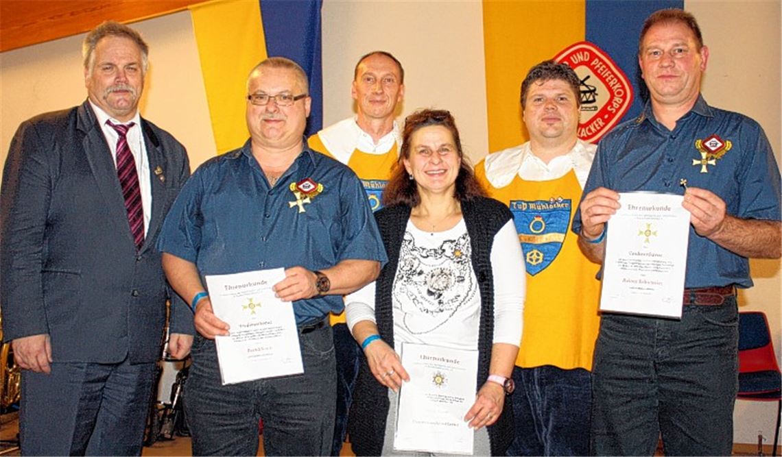 Kurt Wetzel (v.li.), Präsident des Landesverbandes der Spielmanns- und Fanfarenzüge, zeichnet verdiente TuP-Mitglieder aus: Bernd Korn, Silvia Korn, und Rainer Bahnmeier erhalten das Verdienstkreuz am Bande. Über die hohe Ehrung freuen sich auch der Zweite Vorsitzende, Christian Denzel (hinten li.), sowie der Vorsitzende des Traditionsvereins, Ralf Lauer. 