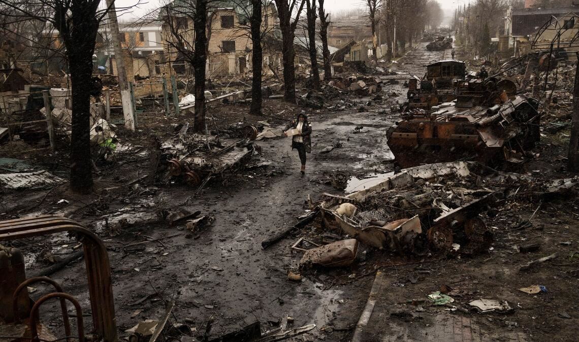 Kurz nach Kriegsbeginn hinterließen die russischen Besatzer in der ukrainischen Kleinstadt Butscha nahe der Hauptstadt Kiew ein Bild der Verwüstung.