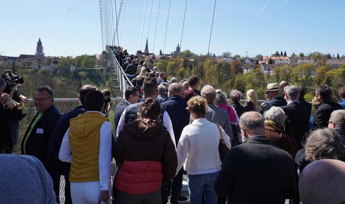Kurz nachdem die Brücke freigegeben war, ...