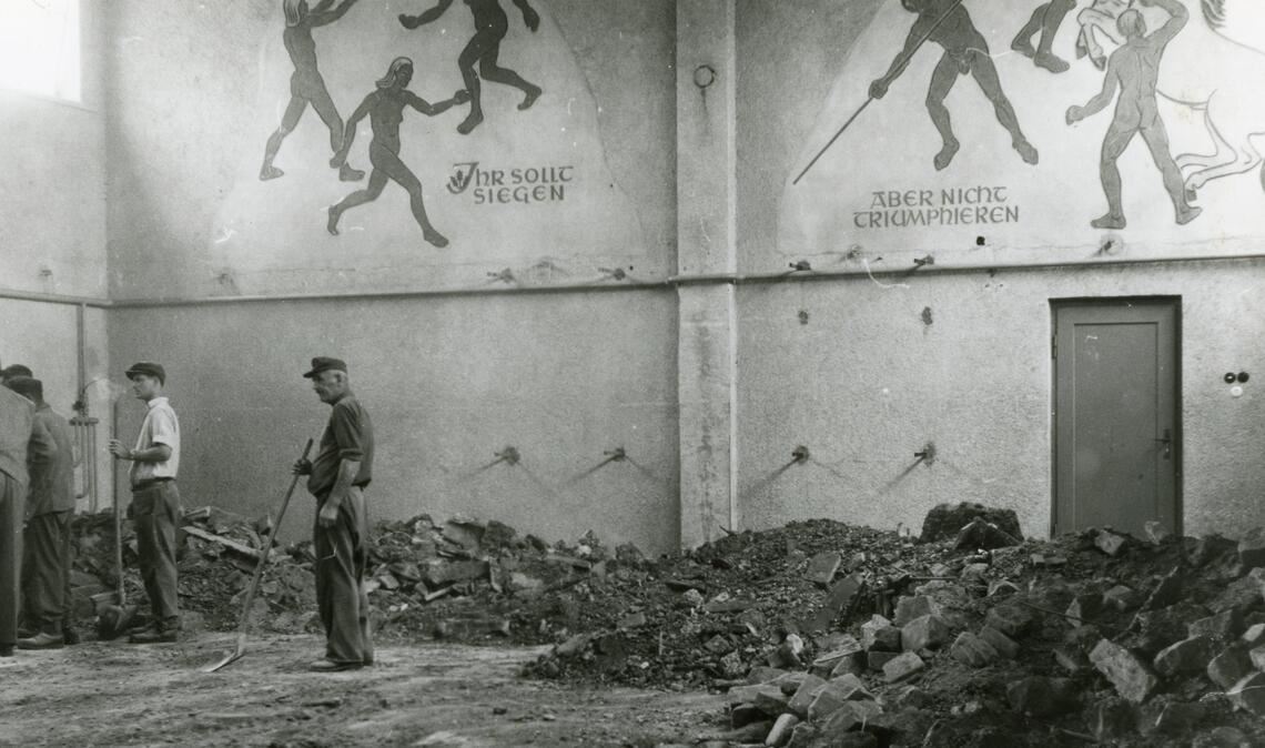 Kurz vor Kriegsende schwer beschädigt, wurde die Turnhalle mit den markanten Wandbildern 1949 wieder aufgebaut. Wie geht es nun weiter ? Foto: Stadtarchiv Mühlacker