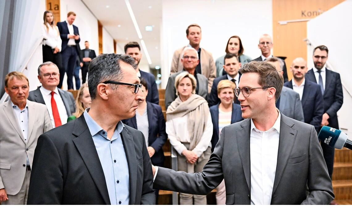 Kurz vor Mitternacht traten Cem Özdemir (Grüne, links) und Manuel Hagel (CDU) vor die Presse.