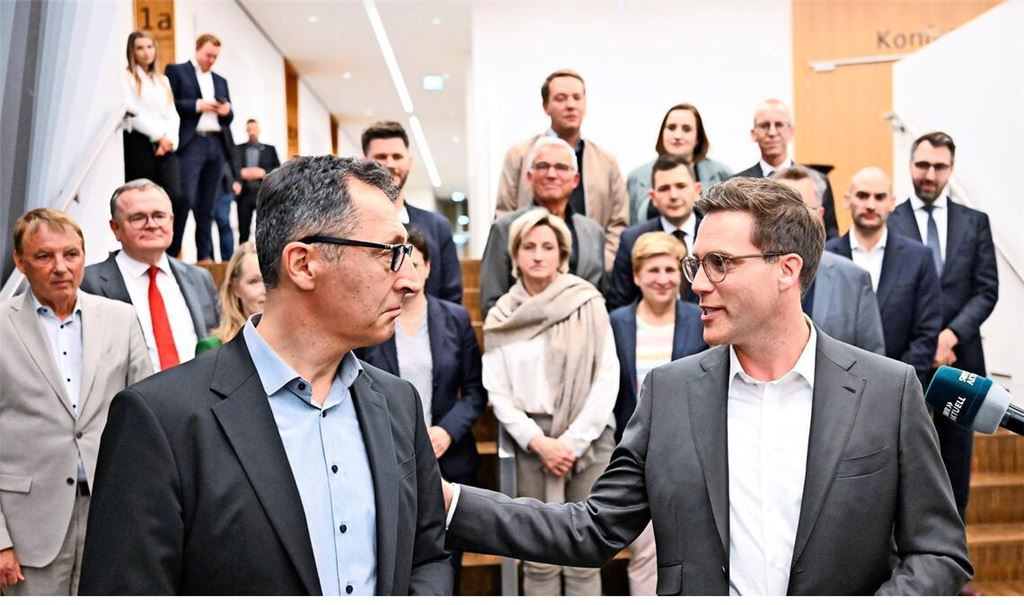 Kurz vor Mitternacht traten Cem Özdemir (Grüne, links) und Manuel Hagel (CDU) vor die Presse.