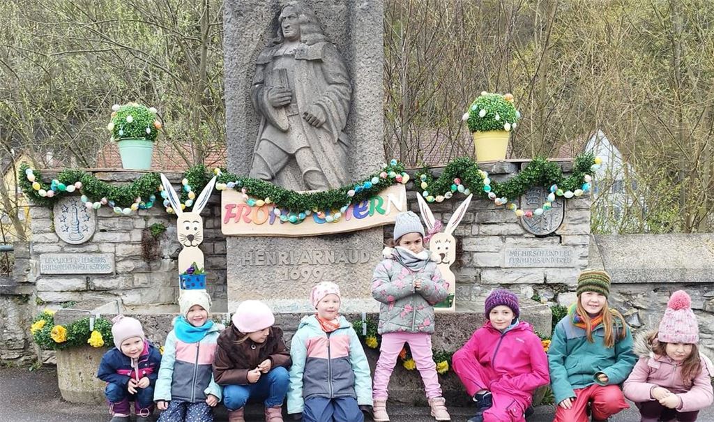Kurz vor Ostern: Kinder schmücken den Brunnen in Dürrmenz. Foto: privat