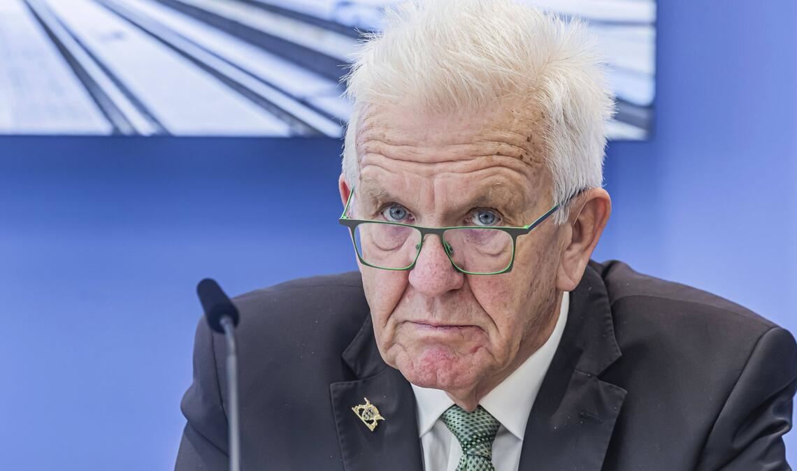 Kurz vor dem Ruhestand eckt Winfried Kretschmann noch einmal bei der Beamtenlobby an – manche Bürger dürften es mit Sympathie sehen.