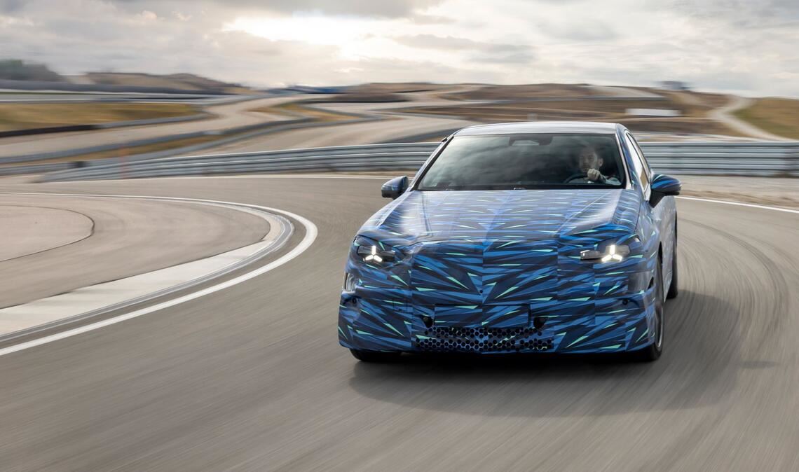 Kurz vor der Weltpremiere im April hat Mercedes dabei jetzt bei einer Mitfahrt im Prototypen schon erste Details zu der neuen Baureihe bekanntgegeben.