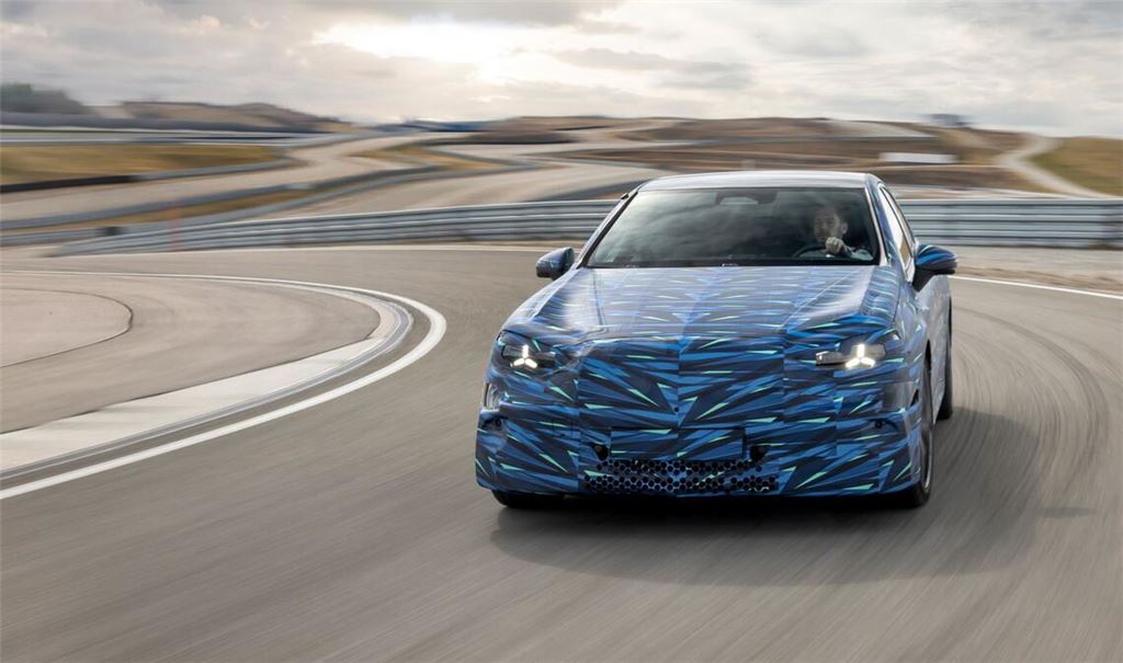 Kurz vor der Weltpremiere im April hat Mercedes dabei jetzt bei einer Mitfahrt im Prototypen schon erste Details zu der neuen Baureihe bekanntgegeben.