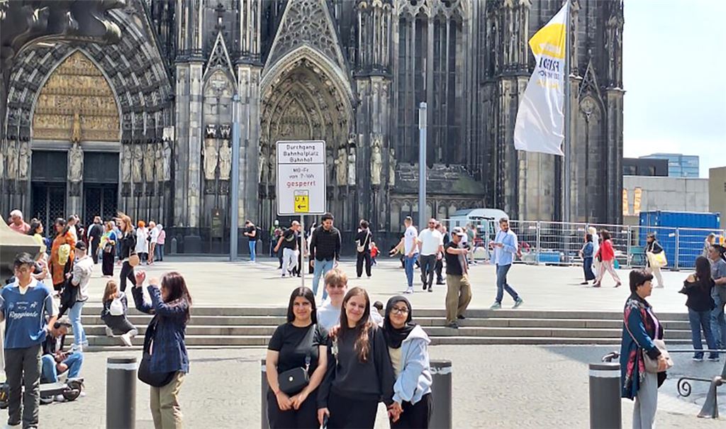 Kurzer Besuch in Köln: Lorena, Manije, Noah und Zilan (Bildmitte) gehören zu den elf Schülerinnen und Schüler der Uhland-Abschlussklasse, die vorzeitig abreisen müssen. Foto: privat