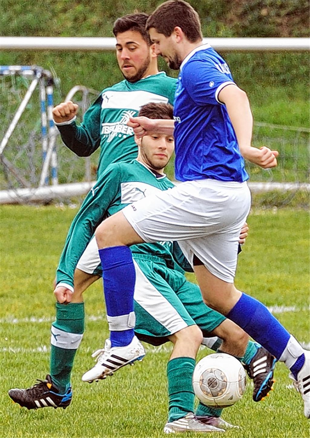 Kurzer Prozess: Der Tabellenzweite Mühlhausen (in Blau) fertigt die völlig überforderte Sternenfelser Reserve ab,