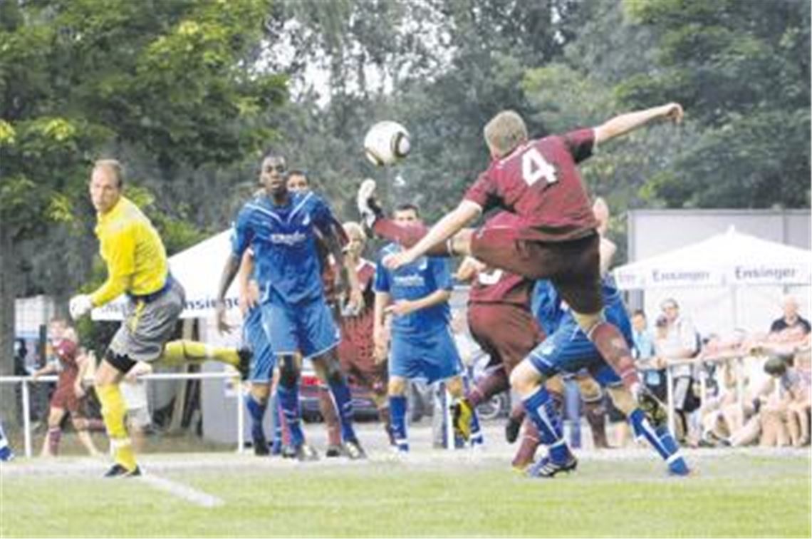 Kurzweiliger Sponsorentag bei Phönix Lomersheim: Die U23-Teams aus Kaiserslautern (in Rot) und Hoffenheim zeigen ein temporeiches, angriffslustiges Spiel.
Fotos: Eigner
