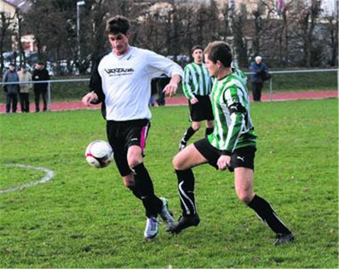 Kurzweiliges Spiel mit einigen Nickligkeiten: Zaisersweier (in Grün-Weiß) kauft Ölbronn-Dürrn den Schneid ab.
Foto: Eigner