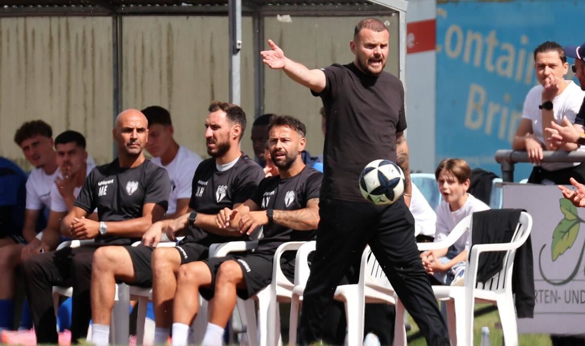 Überflieger SGV Freiberg – und der Drittligatraum auf dünnem Eis Kushtrim Lushtaku arbeitet als Trainer des SGV Freiberg bisher sehr erfolgreich.
