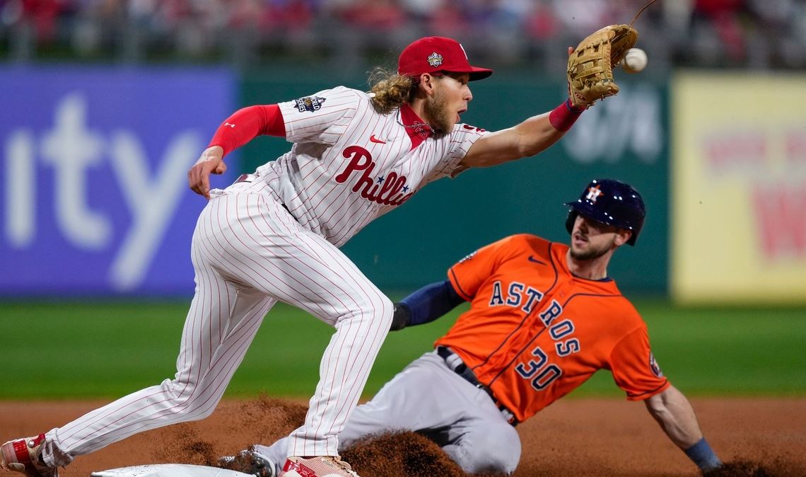 Kyle Tucker von den Houston Astros ist sicher an der dritten Base hinter Alec Bohm, dem dritten Baseman der Philadelphia Phillies.