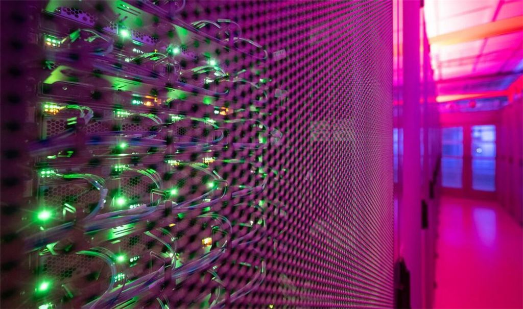 LEDs leuchten in einem Serverschrank in einem Rechenzentrum in Frankfurt am Main.