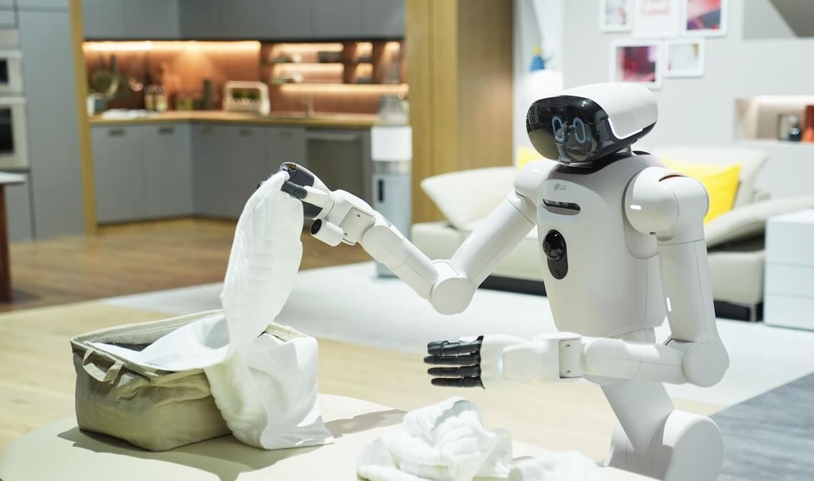 LG zeigte auf der CES einen humanoiden Roboter, der mit Hilfe von KI die getrocknete Wäsche ordentlich faltet.