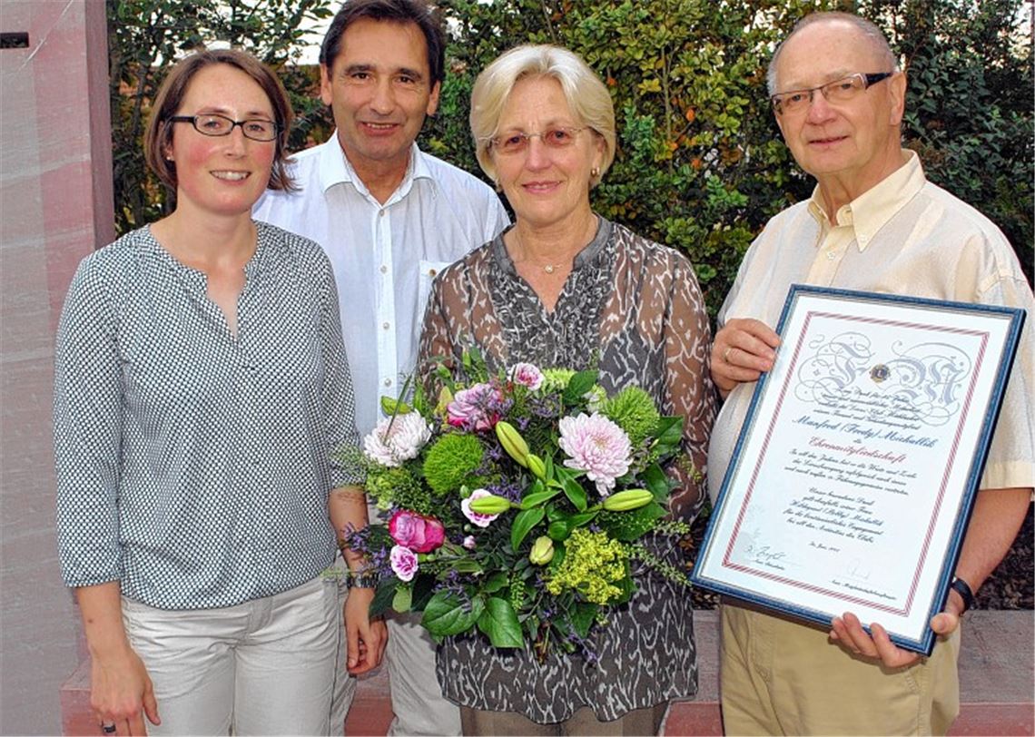 LIons-Ehrung: Hildegund und Manfred Michallik mit der scheidenden Präsidentin Isabelle Ziegler (li.) und ihrem Nachfolger Dr. Erhard Kirschbaum (2. v. li.). Foto: privat