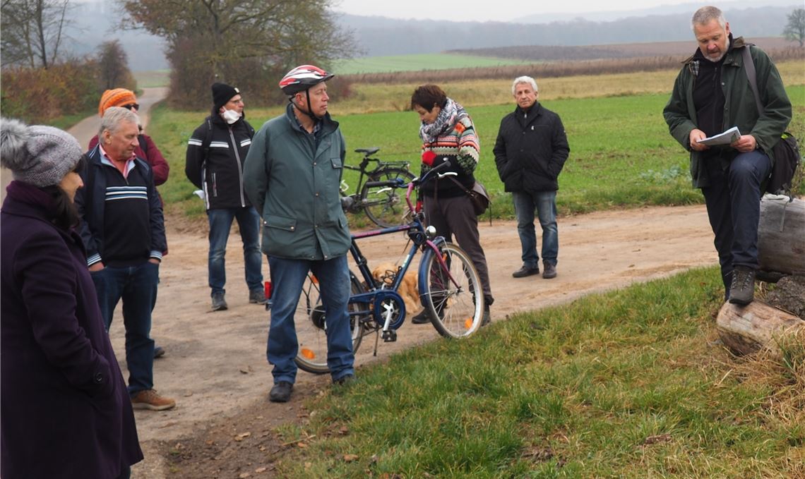 LMU-Fraktionsvorsitzender Peter Wilhelm (re.) informiert über den Planungsstand einer möglichen Ostumfahrung. Foto: Müller