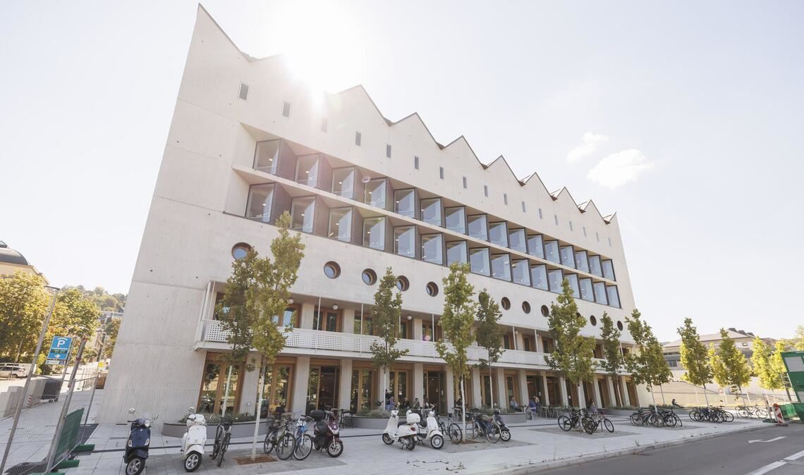 LRO Architekten aus Stuttgart haben neben dem Neubau für die Landesbibliothek auch die Freiflächen bis zur coolen Treppe des Stadtpalais gestaltet.