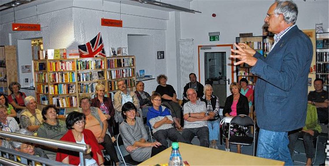 „Lachen ist die beste Medizin“: Dr. Michael Haack referiert schwung- und humorvoll über die positiven Auswirkungen eines menschlichen Reflexes. Die Zuhörer haben dabei jede Menge Spaß.