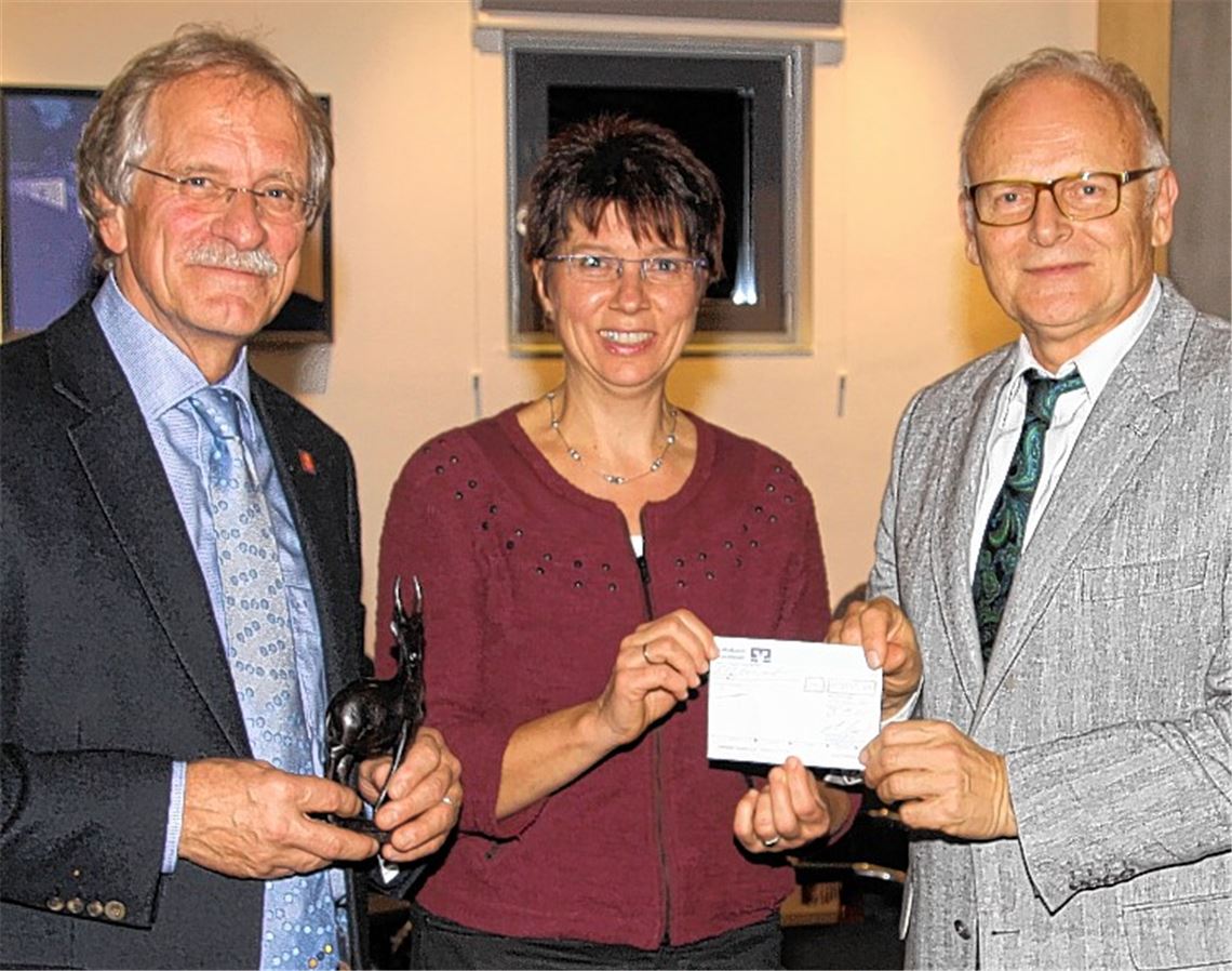 Lachende Gesichter: Jürgen Meeh (v.li.), Präsident des Rotary Clubs Mühlacker-Enzkreis, übergibt eine Spende in Höhe von 11000 Euro an Angela Gewiese und Landrat Karl Röckinger, die der Partnerschaft mit dem afrikanischen Masasi-Distrikt in Tansania zugute kommt.