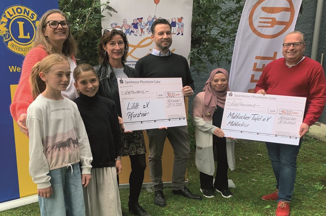 Lachende Gesichter bei der Spendenübergabe an Tafelladen und Lilith. Foto: privat