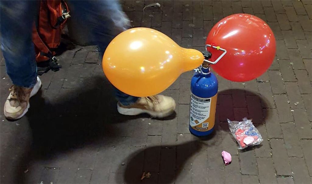 Lachgas aus Luftballons einzuatmen, ist kein harmloser Party-Spaß. Die gesundheitlichen Folgen können gravierend sein. (Archivbild)