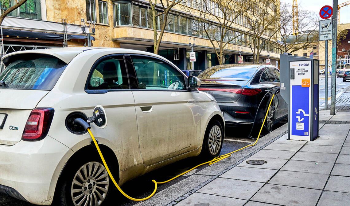 Ladesäulen gehören in Stuttgart inzwischen überall zum Stadtbild.