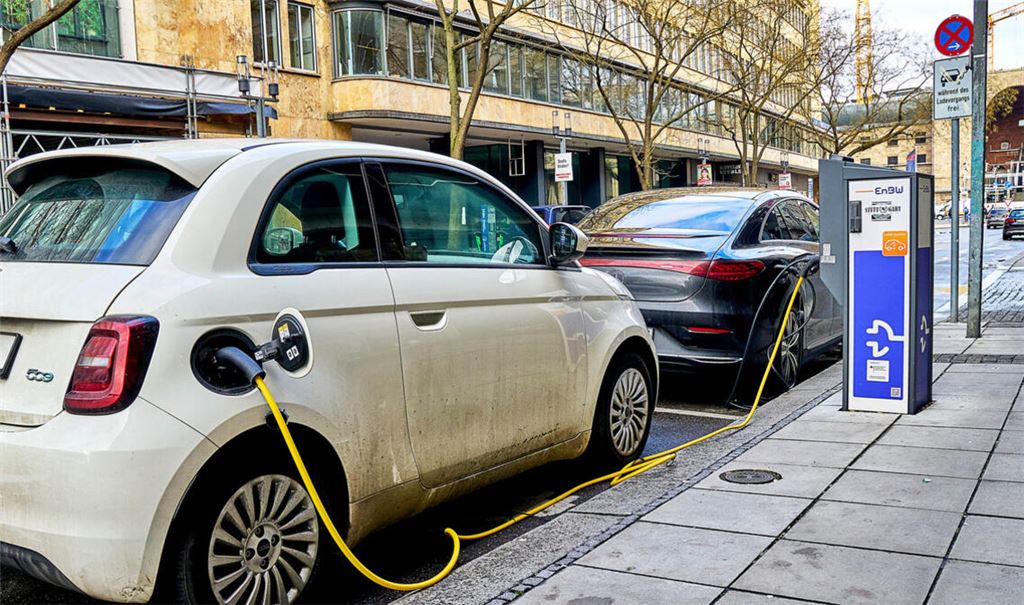 Ladesäulen gehören in Stuttgart inzwischen überall zum Stadtbild.