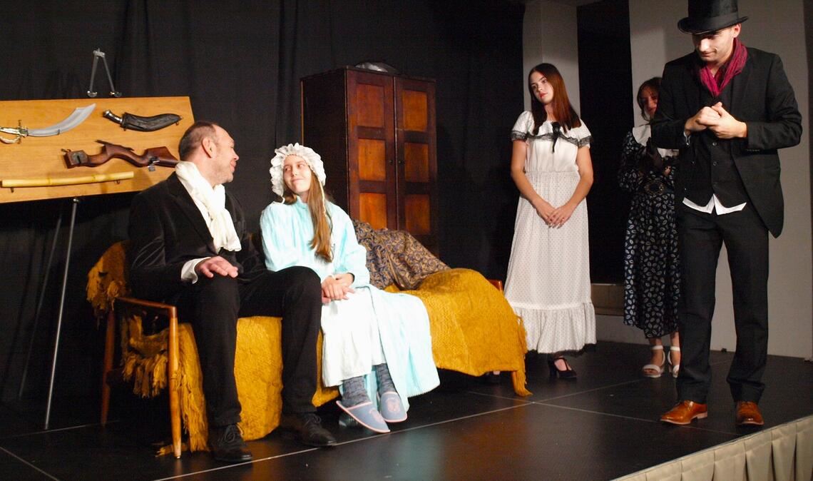 Lady Aurora (Lydia Nagel) vereint mit ihrem Ehemann Lord Robert (Fabien Reneaux) auf dem Sofa sitzend, versöhnen sich mit Charlene (Jana Schaaf), Tochter aus erster Ehe. Miss Tipton (Maysam Ez Eddin) und Sherlock Holmes sind zufrieden, dass der Fall so gütlich endet. Foto: Filitz